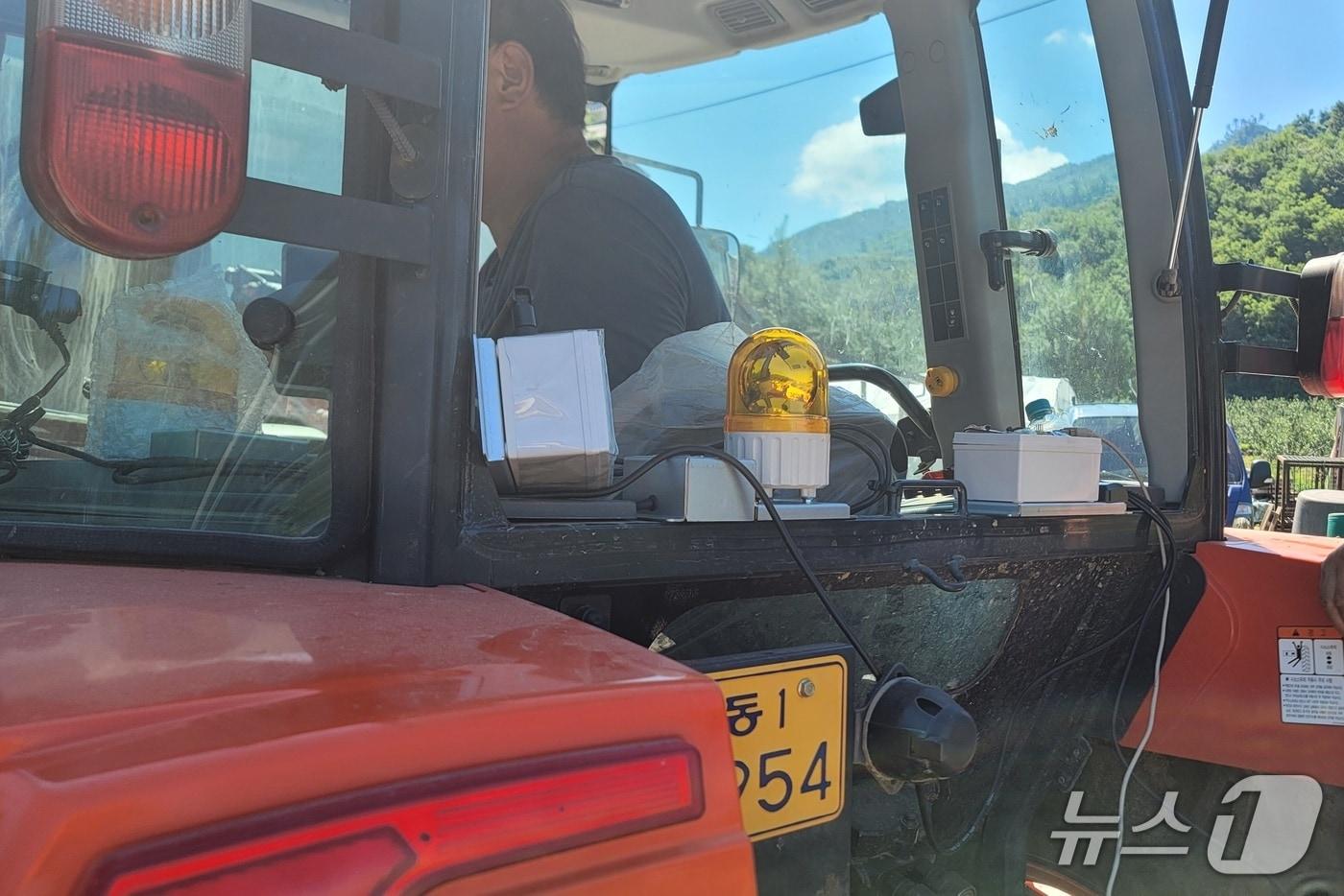  농기계 사고 알람장치 부착 모습.&#40;충주시 제공. 재판매 및 DB금지&#41;/뉴스1