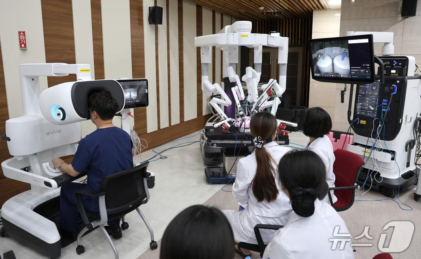 계명대 동산병원은 최근 의료진을 대상으로 차세대 로봇수술 장비에 대한 이해도를 높이는 프로그램을 진행했다. &#40;계명대 동산병원 제공. 재판매 및 DB 금지&#41;/뉴스1