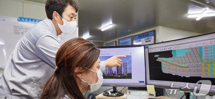 본문 이미지 -  AI 기술로 공사 현장 상황을 본사와 공유하는 모습 &#40;HDC현대산업개발 제공&#41;