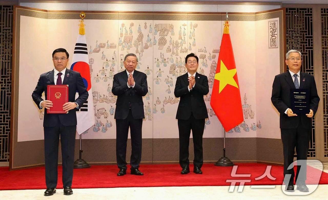 본문 이미지 - 이재명 대통령이 또 럼 베트남 공산당 서기장, 김동철 한국전력 사장, 레 마잉 훙 베트남 PVN 회장과 함께 기념 촬영을 하고 있다. (한국전력 제공. 재판매 및 DB 금지) 2025.8.13/뉴스1