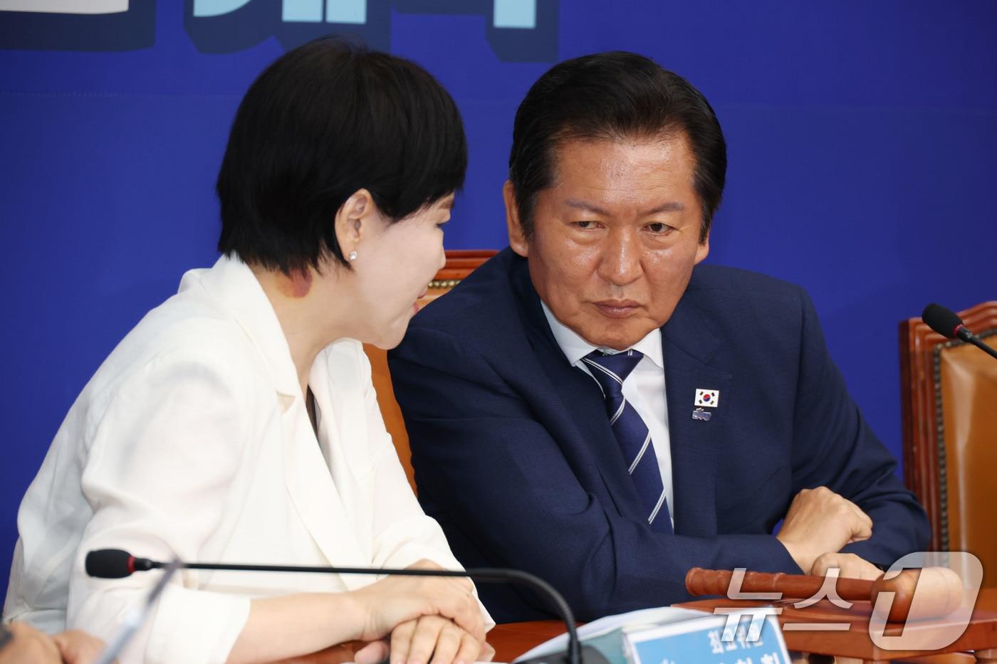 정청래 더불어민주당 대표와 전현희 최고위원이 13일 오전 서울 여의도 국회에서 열린 최고위원회의에서 대화하고 있다. 2025.8.13/뉴스1 ⓒ News1 이광호 기자