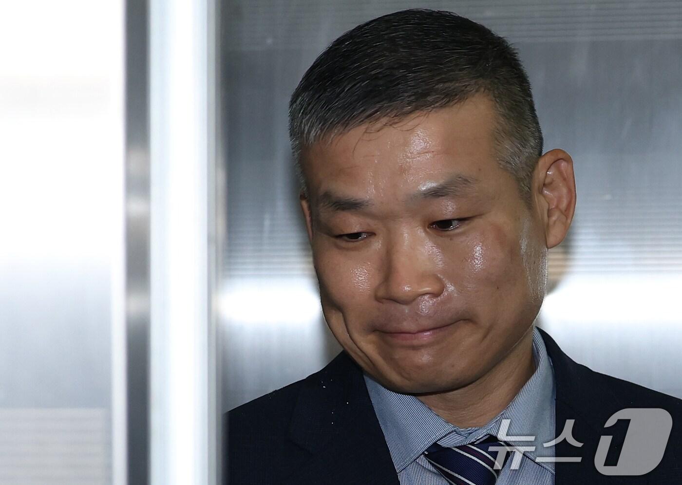 김동혁 국방부 검찰단장이 13일 오전 서울 서초구 순직해병특검팀(이명현 특별검사) 사무실에서 피의자 신분으로 출석해 조사실로 향하고 있다. 2025.8.13/뉴스1 ⓒ News1 오대일 기자