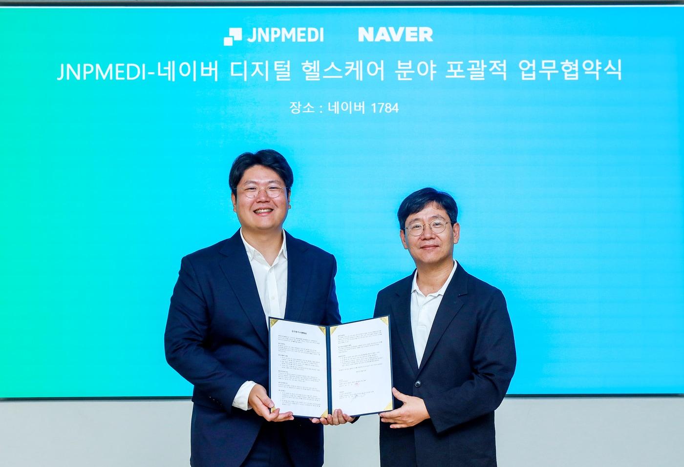 최인혁 네이버 테크비즈니스 대표&#40;오른쪽&#41;와 정권호 제이앤피메디 대표가 네이버 1784 사옥에서 디지털 헬스케어 분야 포괄적 업무협약식을 진행했다. &#40;네이버 제공&#41;