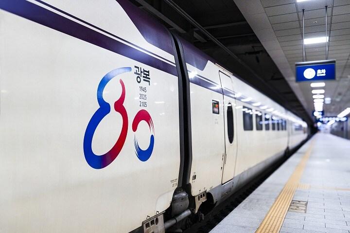 본문 이미지 - 광복 80주년 맞이 SRT 엠블럼 랩핑 열차.(SR 제공)