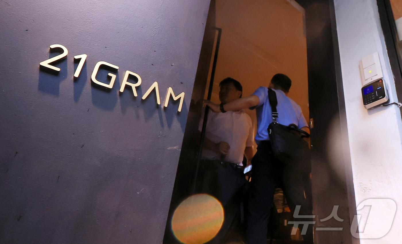 본문 이미지 - 김건희 여사의 각종 의혹을 수사하는 민중기 특별검사팀 관계자들이 13일 오전 서울 성동구에 위치한 인테리어 업체 21그램 사무실로 들어가고 있다. 2025.8.13 ⓒ 뉴스1 김진환 기자