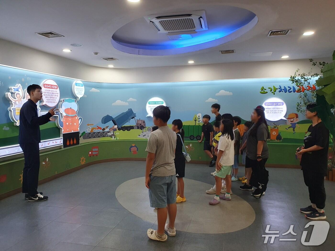 본문 이미지 - 업사이클링 클래스 프로그램 모습.(도시공사 제공, 재판매 및 DB금지)/뉴스1