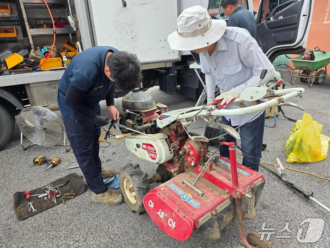본문 이미지 - 보은군농업기술센터 농기계 순회 수리 장면 &#40;보은군 제공, 재판매 및 DB금지&#41; /뉴스1 