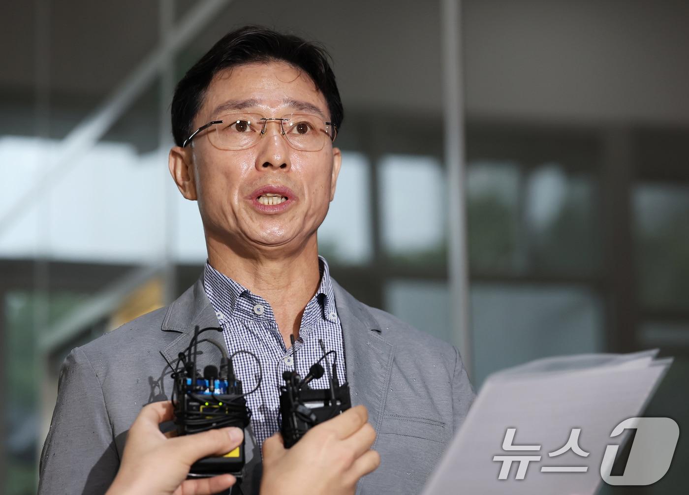 본문 이미지 - 임성근 전 해병대 1사단장이 13일 오전 포렌식 참관을 위해 서울 서초구 순직해병 특검팀(이명현 특별검사) 사무실을 찾아 입장을 발표하고 있다. 2025.8.13/뉴스1 ⓒ News1 오대일 기자