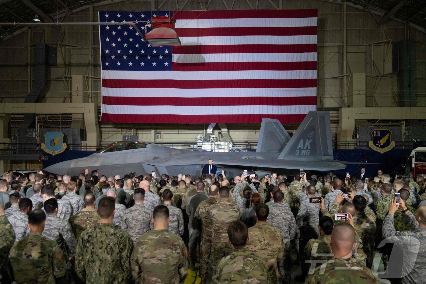 2019년 3월 도널드 트럼프 대통령이 1기 집권 중 알래스카 엘먼도프-리처드슨 합동기지를 방문해 장병들 앞에서 연설을 하고 있는 모습. ⓒ AFP=뉴스1