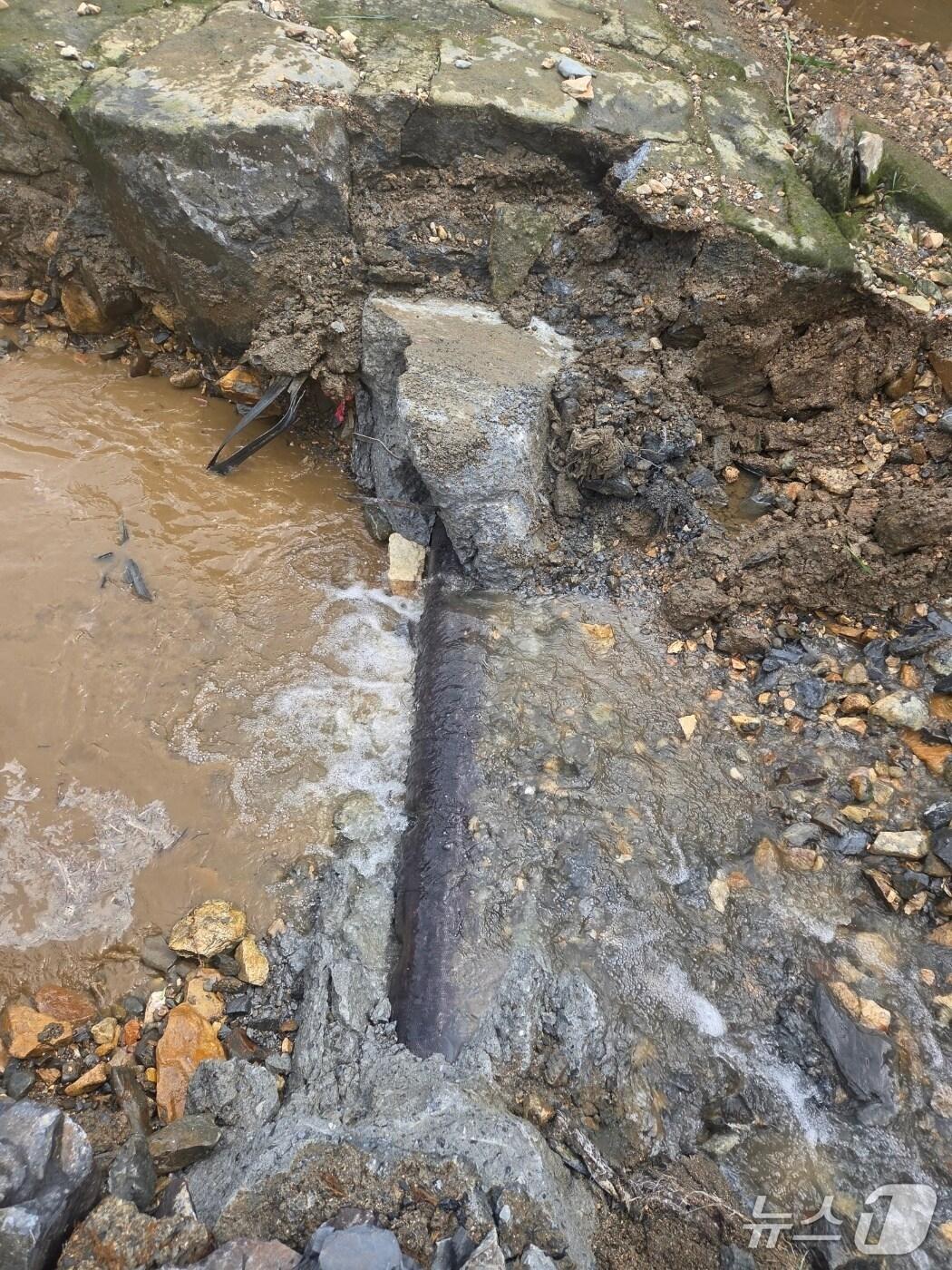 본문 이미지 -  금산군 복수면 곡남리 상수도 관로 파손 현장. (금산군 제공, 재판매 및 DB금지) / 뉴스1 