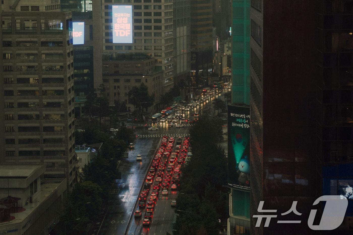 서울과 수도권에 호우주의보가 발령된 13일 서울 중구 남대문로에 차량들이 전조등을 키고 운행하고 있다. 2025.8.13/뉴스1 ⓒ News1 박세연 기자