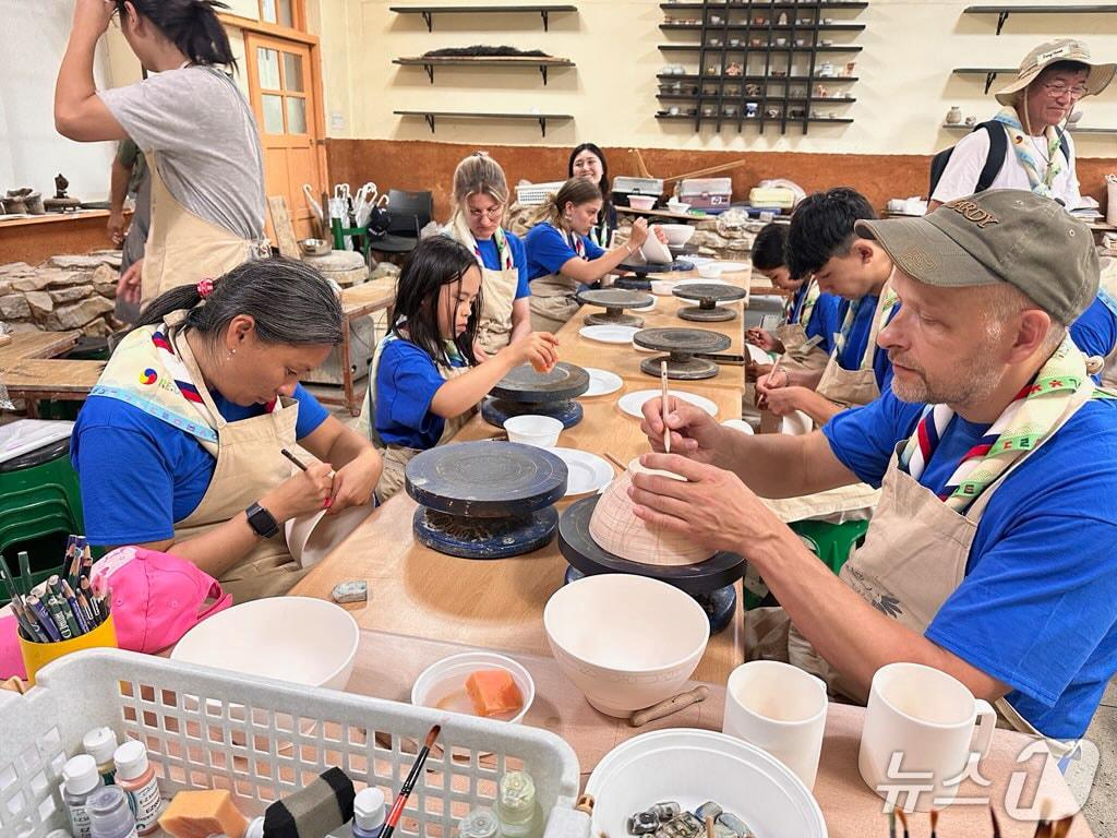 본문 이미지 - 전북 임실군이 치즈마을에서 2023년 세계 잼버리 참가 대원들을 다시 초청해 &#39;호호&#40;HoHo&#41; 프로그램 농촌문화체험&#39;을 진행하고 있다.&#40;임실군제공. 재판매 및 DB금지&#41;2025.8.13/뉴스1
