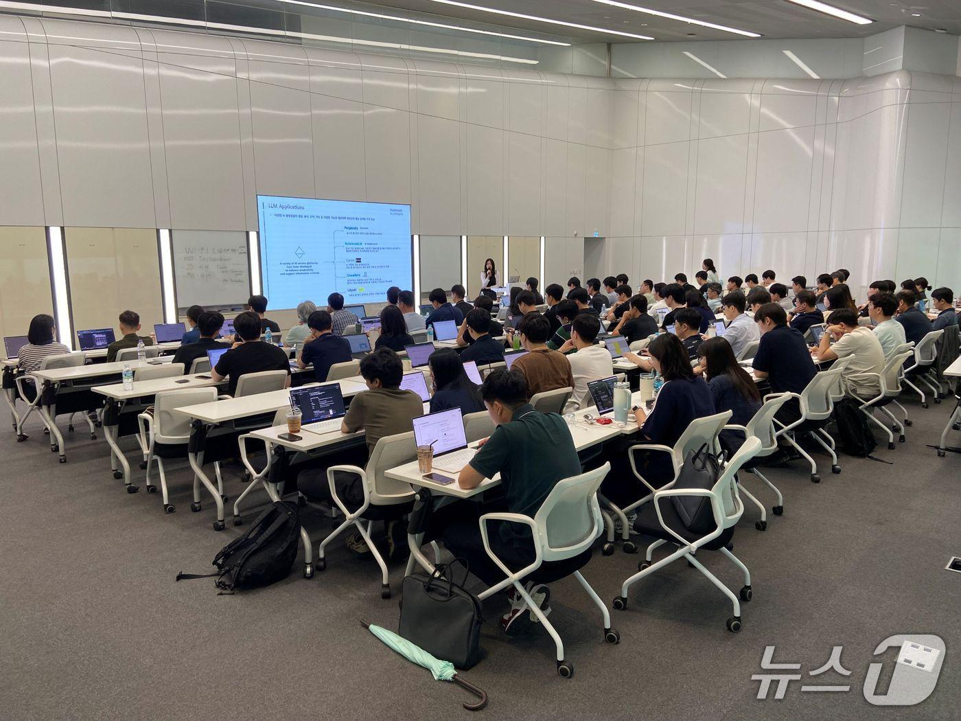본문 이미지 - 지난 7월 한국앤컴퍼니그룹 대전 중앙연구소 테크노돔에서 인공지능(AI) 교육이 진행되는 모습<자료사진>(한국앤컴퍼니그룹 제공). 2025.08.13.