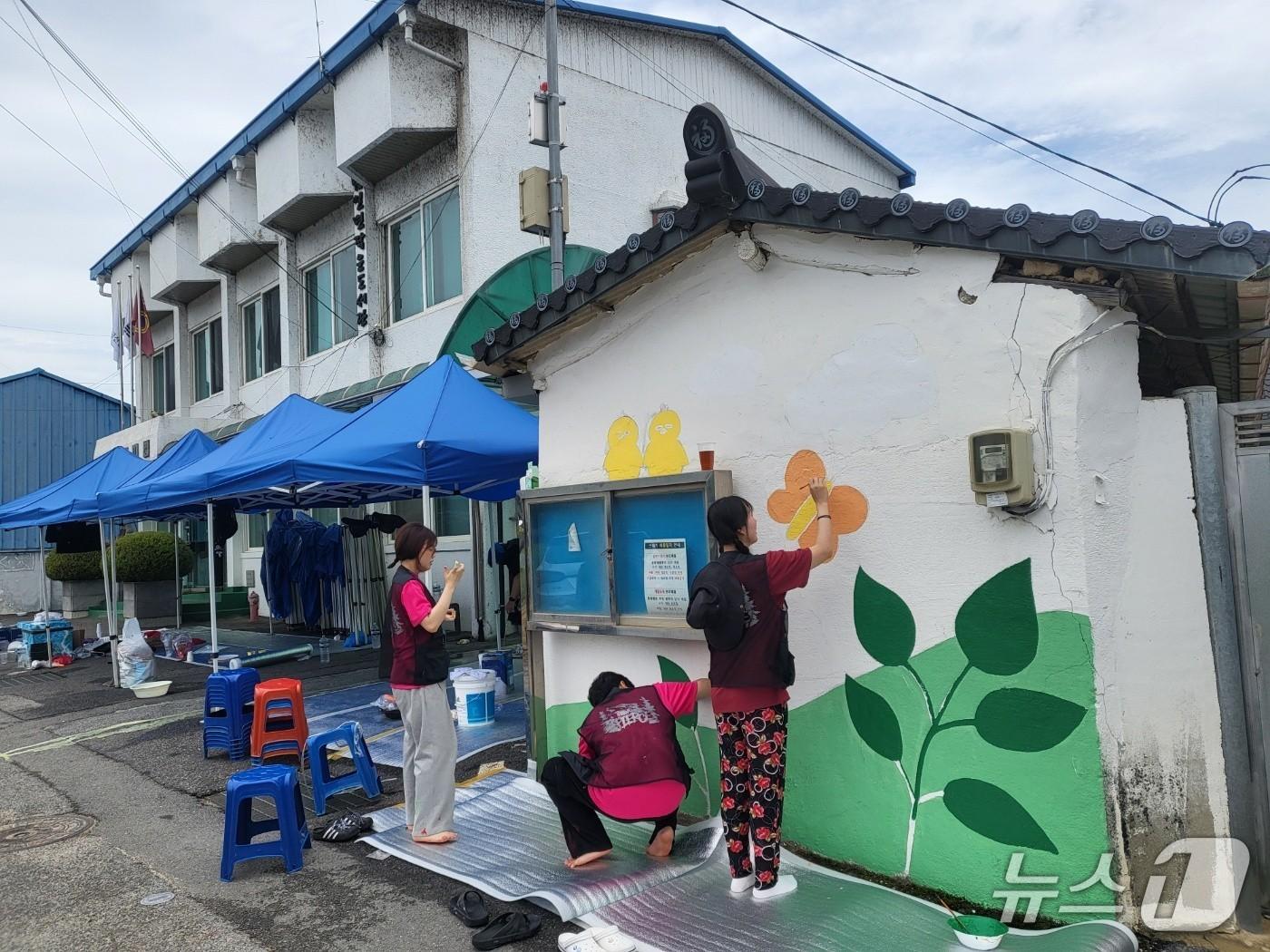 본문 이미지 - 국립한밭대학교 학생들이 지난 10일부터 충남 금산군 남일면 초현리 마을에서 벽화그리기 봉사활동을 하고 있다. (한밭대 제공.재판매 및 DB금지)/뉴스1 