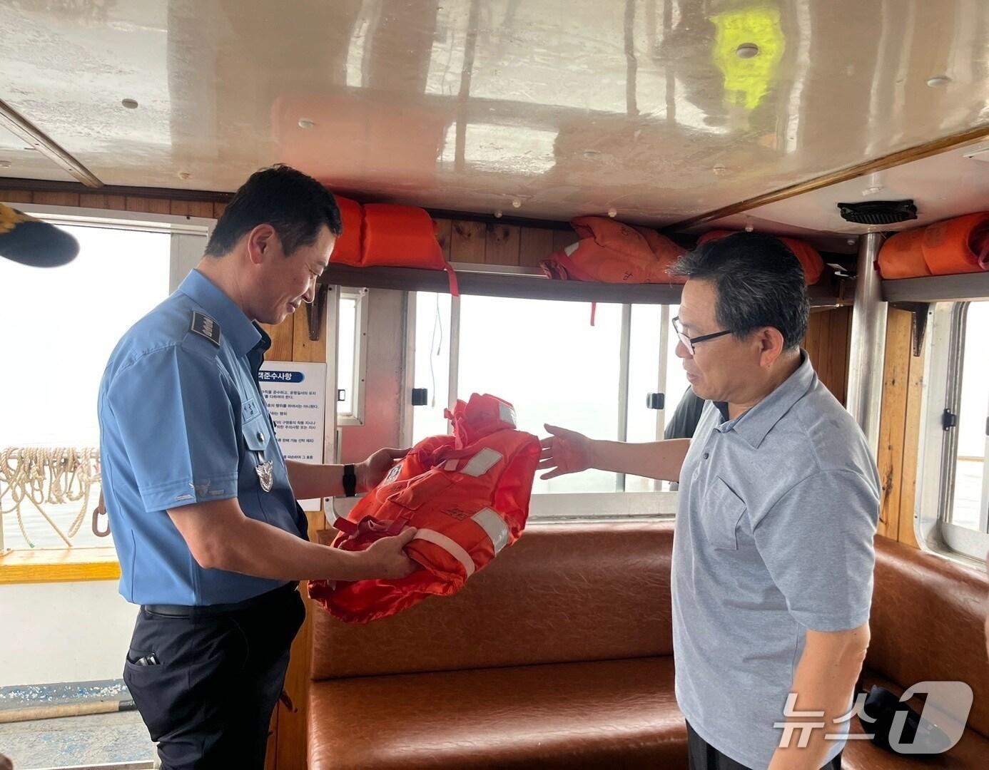 본문 이미지 - 이근영 보령해양경찰서장이 안전점검을 실시하고 있다. (보령해경 제공, 재판매 및 DB금지) / 뉴스1