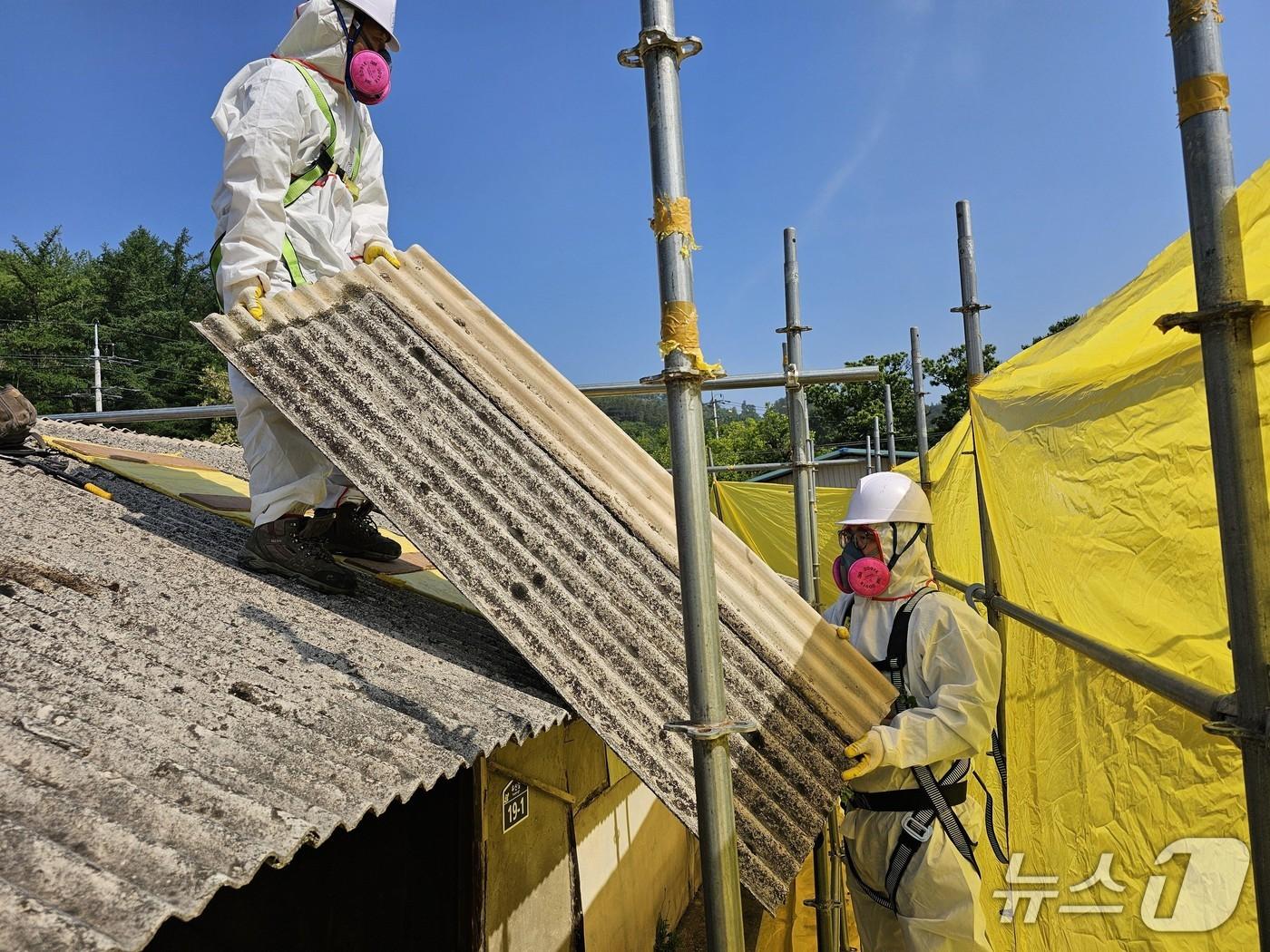 본문 이미지 - 전북 진안군이 27일까지 하반기 슬레이트 처리 지원 사업 신청을 받는다.(진안군제공. 재판매 및 DB금지)2025.8.13/뉴스1