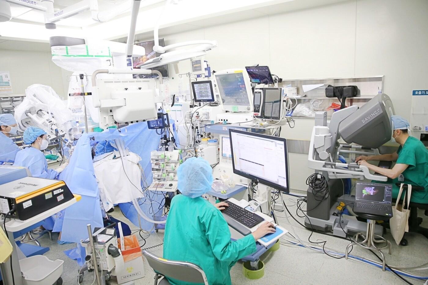 김지훈 서울아산병원 간이식·간담도외과 교수(오른쪽 첫 번째)가 간암 환자에게 로봇 간 절제술을 시행하고 있다(서울아산병원 제공)