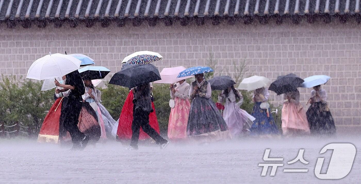 호우특보가 발효된 13일 서울 종로구 국립고궁박물관 인근에서 외국인 관광객들이 우산을 쓴 채 발걸음을 옮기고 있다. 2025.8.13<자료사진>/뉴스1 ⓒ News1 박지혜 기자