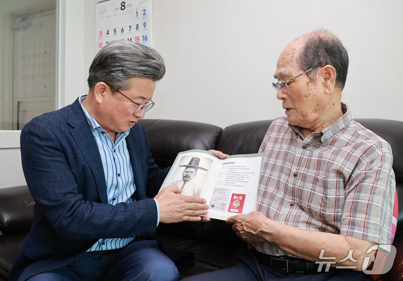 정용래 유성구청장(왼쪽)이 故 조재복 애국지사의 자녀인 조만호 씨(오른쪽) 가정을 방문해 감사와 존경의 뜻을 전했다.(유성구 제공, 재판매 및 DB금지)/뉴스1