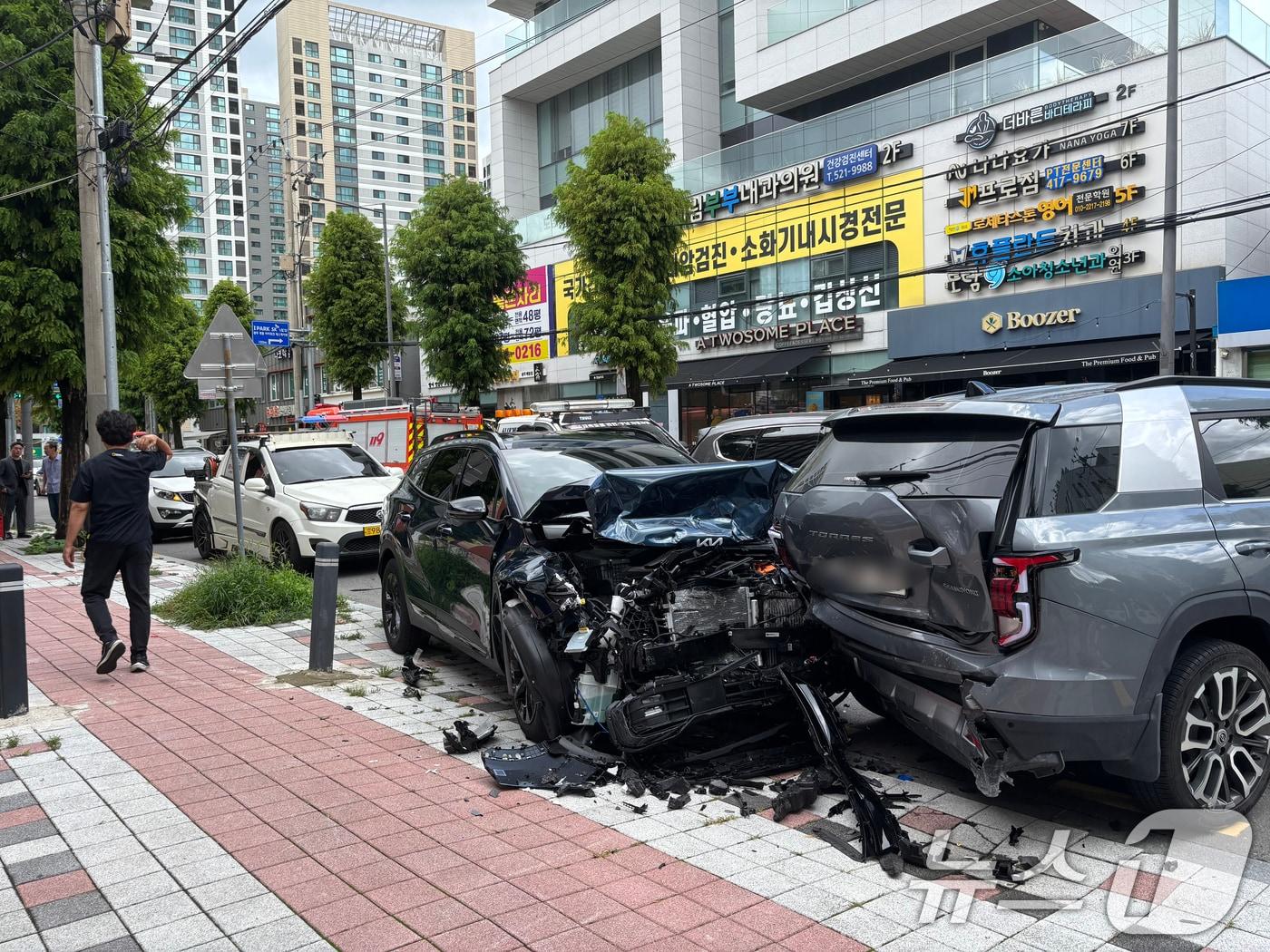 본문 이미지 - 13일 오전 10시 40분쯤 광주 동구 계림동 한 도로에서 4중 추돌 사고가 발생한 모습. &#40;독자제공. 재판매 및 DB 금지&#41; 2025.8.13/뉴스1 