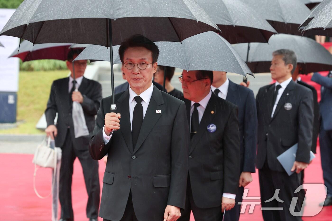 김민석 국무총리가 13일 오전 서울 동작구 국립현충원에서 열린 '국외 안장 독립유공자 유해 봉환식' 행사에서 유해 운구 차량이 이동하는 것을 지켜보고 있다. 2025.8.13/뉴스1 ⓒ News1 청사사진기자단