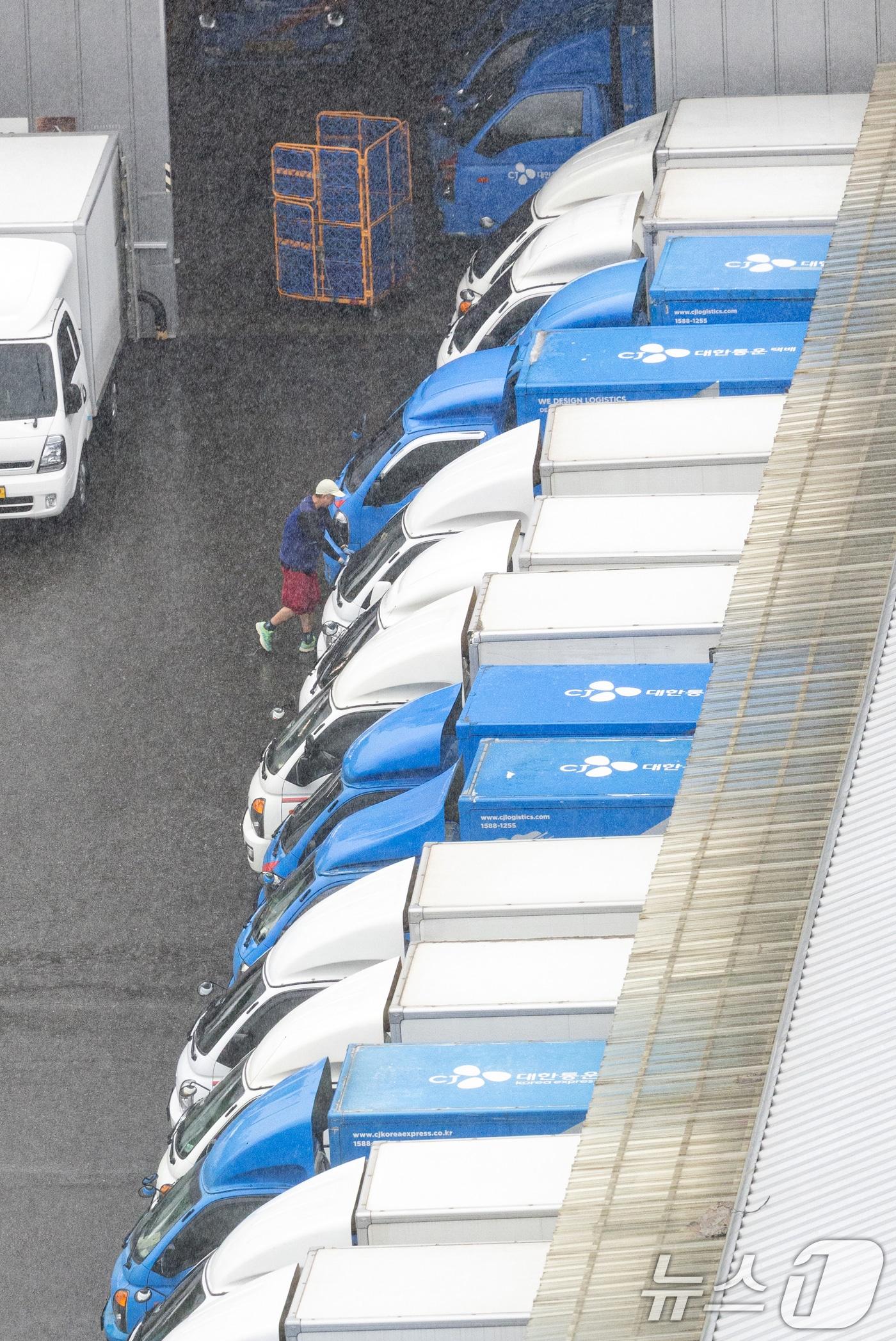 본문 이미지 - 택배 차량의 모습. 2025.8.13/뉴스1 ⓒ News1 이승배 기자