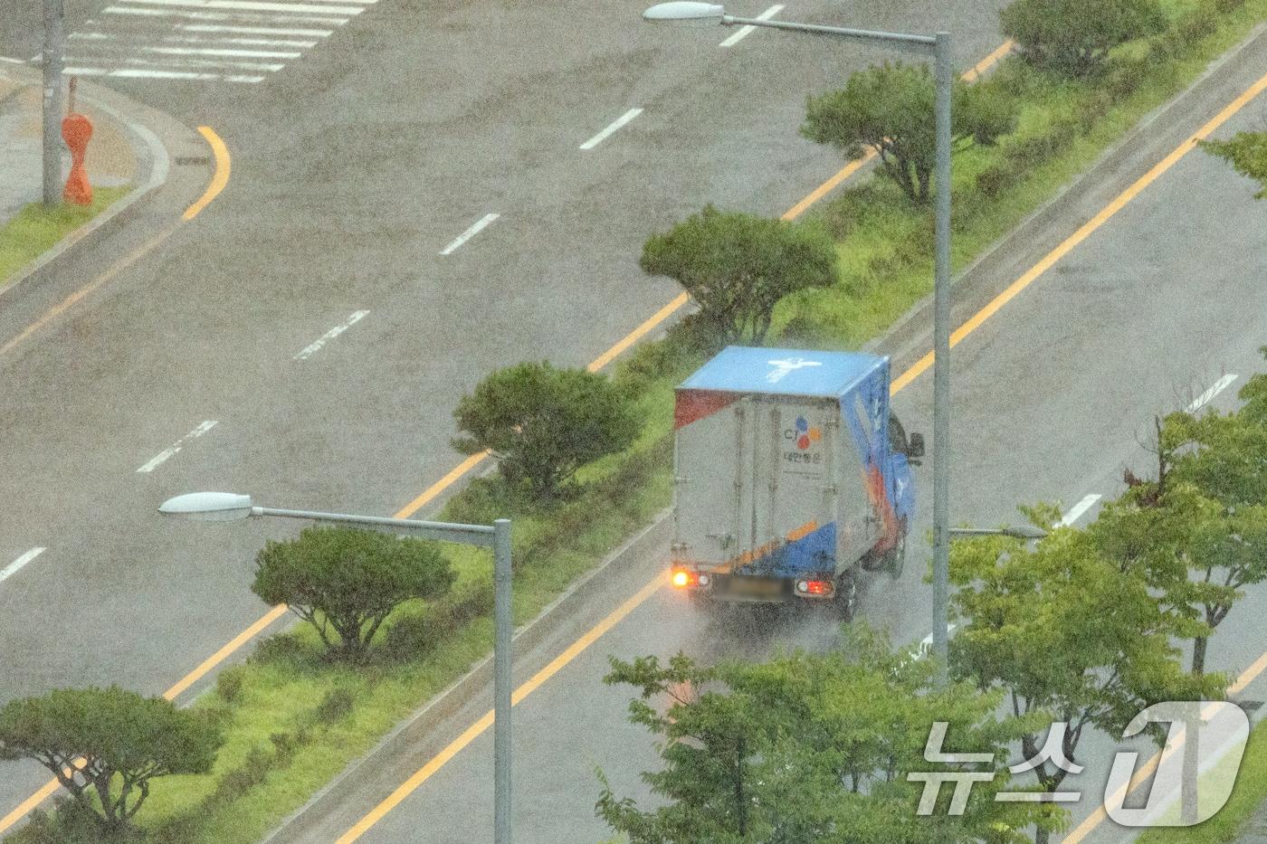 택배 없는 날을 하루 앞둔 13일 경기 부천시의 한 택배 물류센터에 앞 도로에 택배 차량이 달리고 있다. 2025.8.13/뉴스1 ⓒ News1 이승배 기자