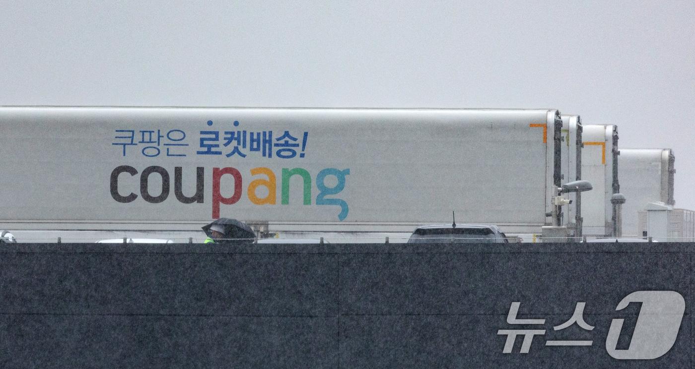 택배 없는 날을 하루 앞둔 13일 경기 부천시의 한 택배 물류센터에 쿠팡 배송 차량이 보이고 있다. 2025.8.13/뉴스1 ⓒ News1 이승배 기자