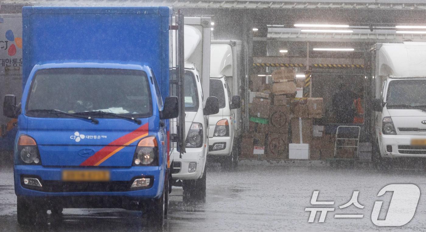 택배 없는 날을 하루 앞둔 13일 경기 부천시의 한 택배 물류센터에 CJ대한통운 택배 차량의 모습이 보이고 있다. 2025.8.13/뉴스1 ⓒ News1 이승배 기자
