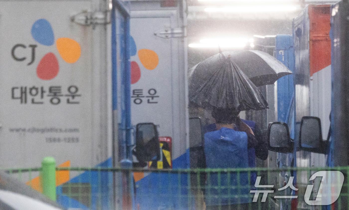본문 이미지 - CJ대한통운 택배 차량. 2025.8.13/뉴스1 ⓒ News1 이승배 기자