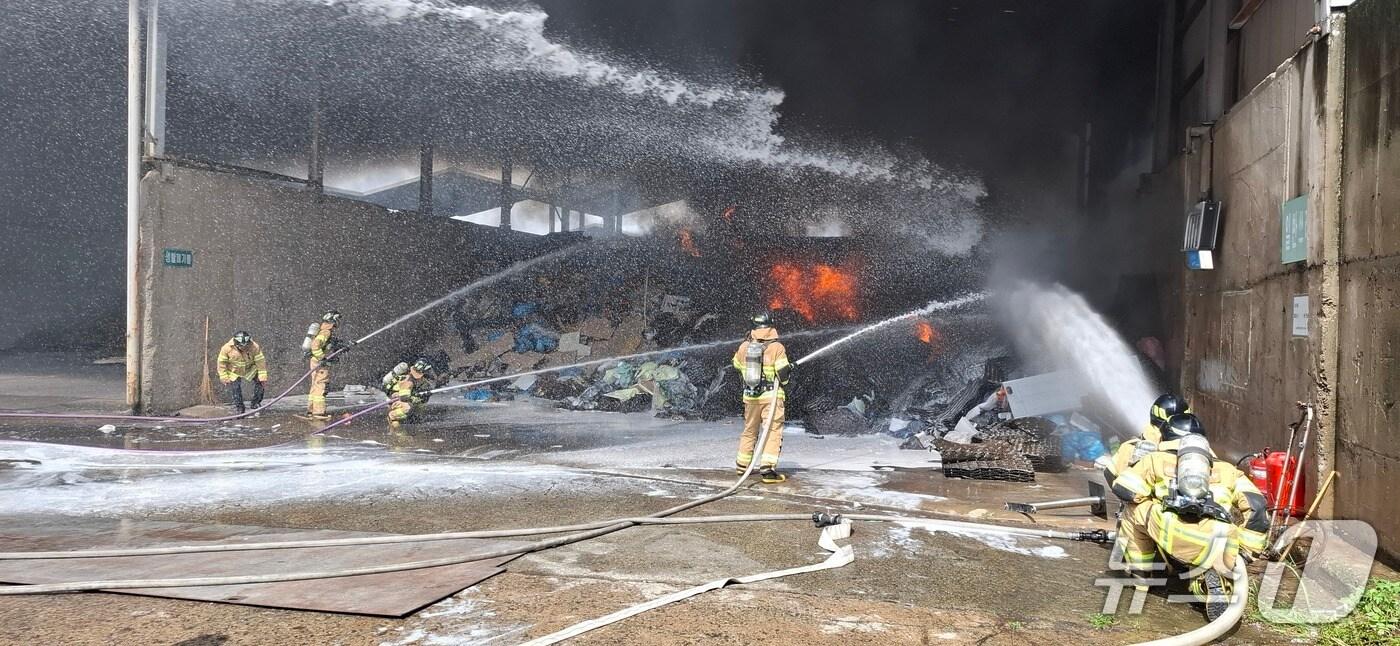 13일 오전 9시 36분쯤 창원시 성산구 귀곡동에 있는 한 대기업 사업장 내 폐기물 처리장에서 불이 나 소방관들이 진화에 나서고 있다.(창원소방본부 제공. 재판매 및 DB금지)