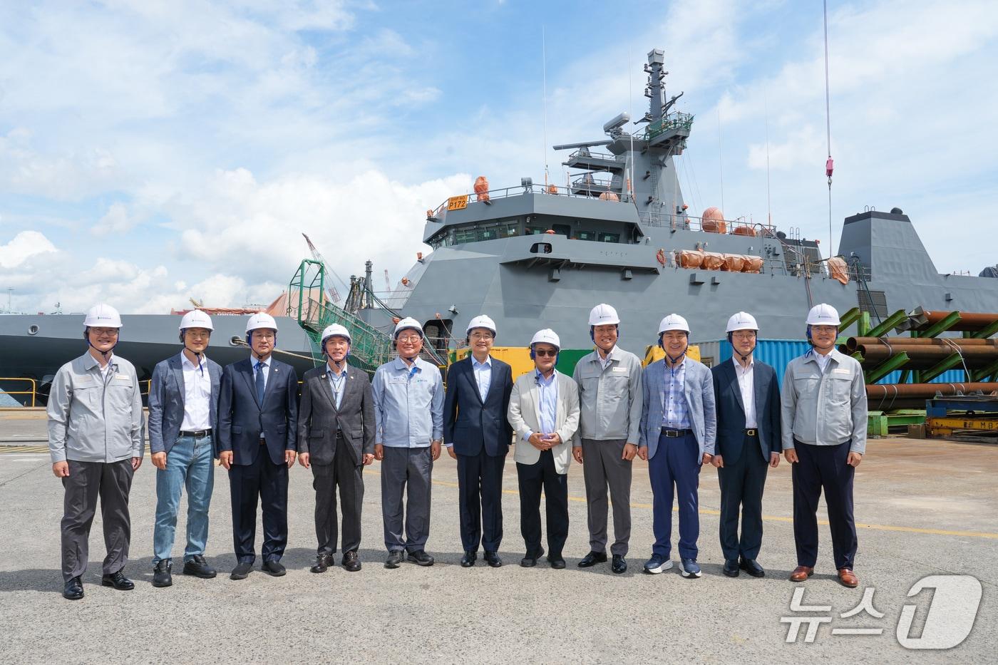 13일 울산 HD현대조선소를 방문한 조현 외교부 장관, 조셉 윤 주한미국대사 대리, 김석기 국회 외교통일위원장, 김기현 아시아태평양경제협력체(APEC) 정상회의 지원 특별위원회 위원장, 외통위 소속 김건 국민의힘 간사, 김상욱 더불어민주당 의원, 김태선 민주당 의원 등과 조선소 관계자들의 모습 (외교부 제공)