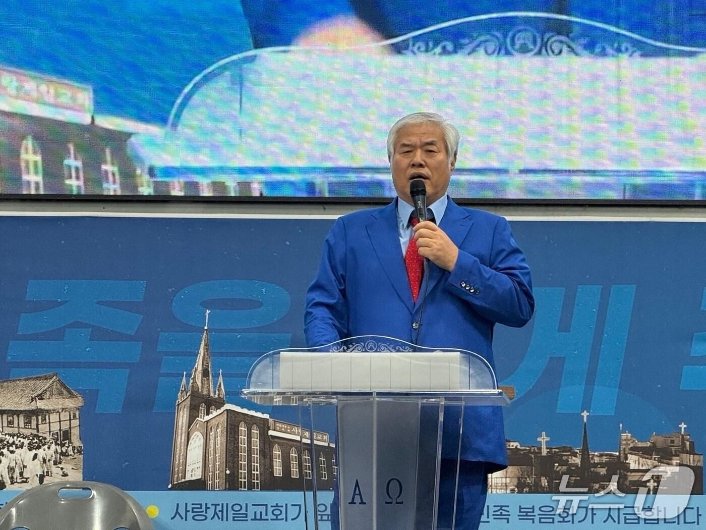 본문 이미지 - 전광훈 사랑제일교회 목사가 13일 서울 성북구 사랑제일교회에서 열린 긴급 기자회견에서 발언하고 있다.2025.8.13/뉴스1 ⓒ News1 김형준 기자