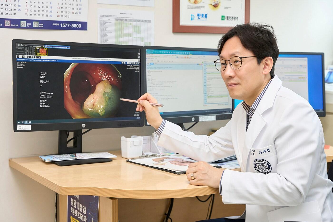 차재명 강동경희대병원 소화기내과 교수가 대장내시경 사진을 보며 상태를 설명하고 있다.(강동경희대병원 제공)