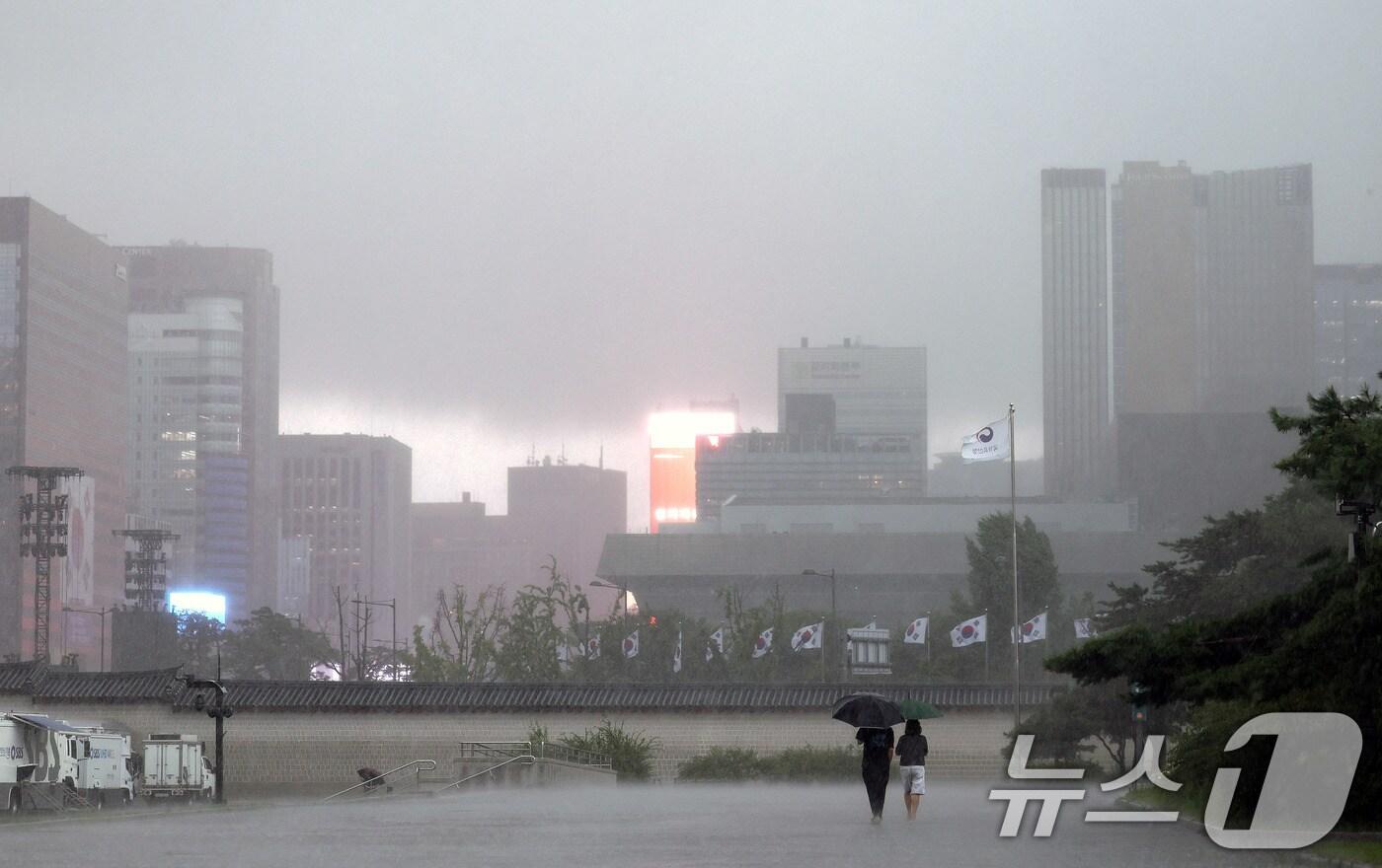 호우특보가 발효된 가운데 13일 서울 종로구 국립고궁박물관 인근에서 바라본 하늘이 먹구름으로 뒤덮여 있다. 2025.8.13/뉴스1 ⓒ News1 박지혜 기자