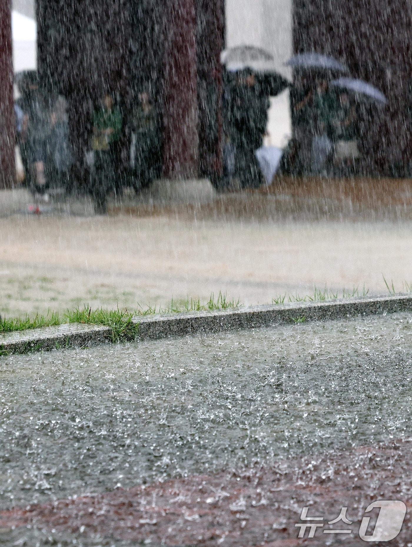 본문 이미지 - 호우특보가 발효된 가운데 13일 서울 종로구 국립고궁박물관 인근 바닥에 세찬 빗방울이 떨어져 물결이 일렁이고 있다. 2025.8.13/뉴스1 ⓒ News1 박지혜 기자