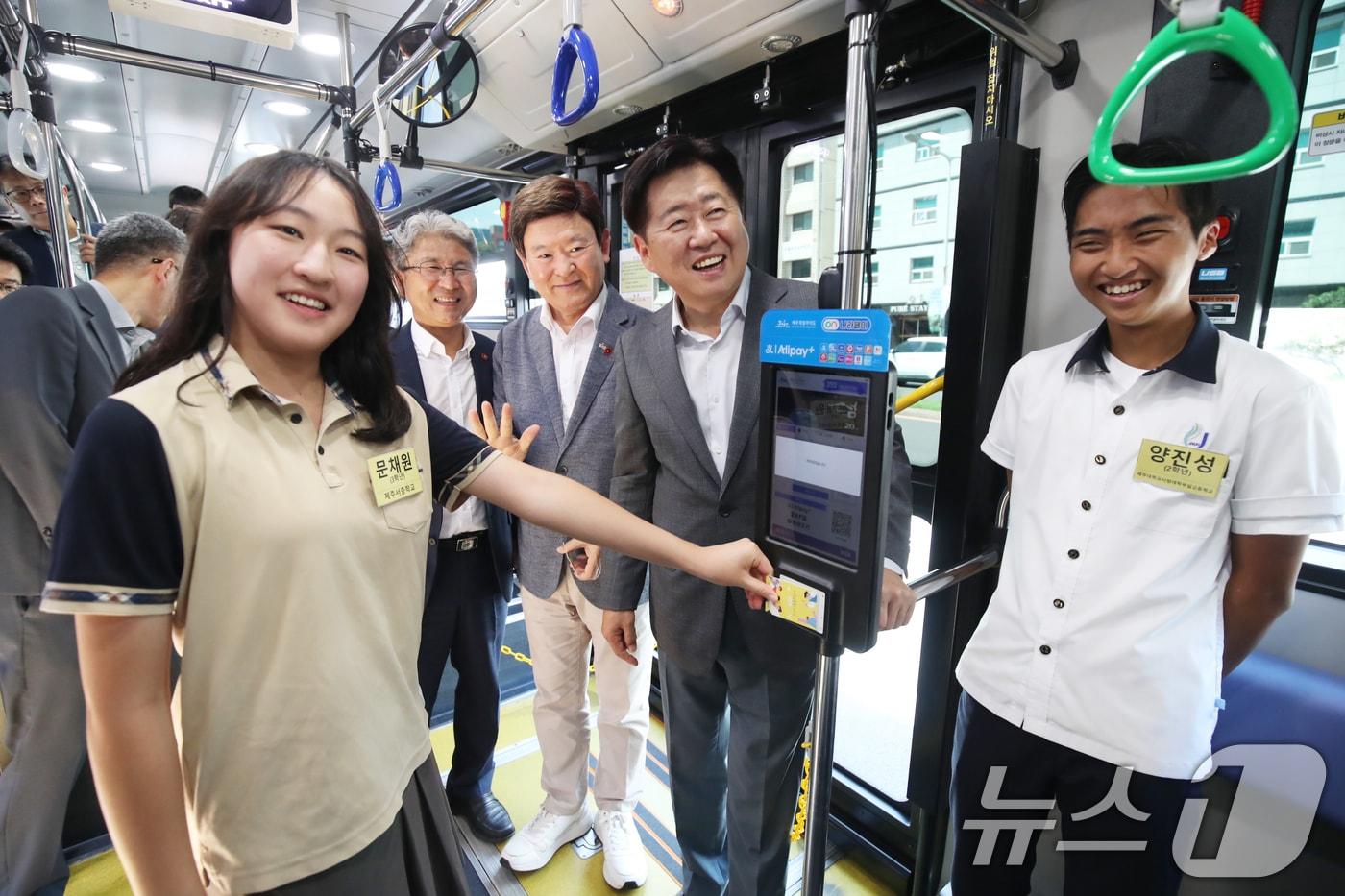 오영훈 제주지사, 이상봉 제주도의회 의장, 김광수 제주도교육감이 13일 오전 열린 청소년 대중교통 무료이용 개통식에서 청소년들과 버스에 탑승해 기념촬영을 하고 있다. 2025.8.13/뉴스1 ⓒ News1 오현지 기자