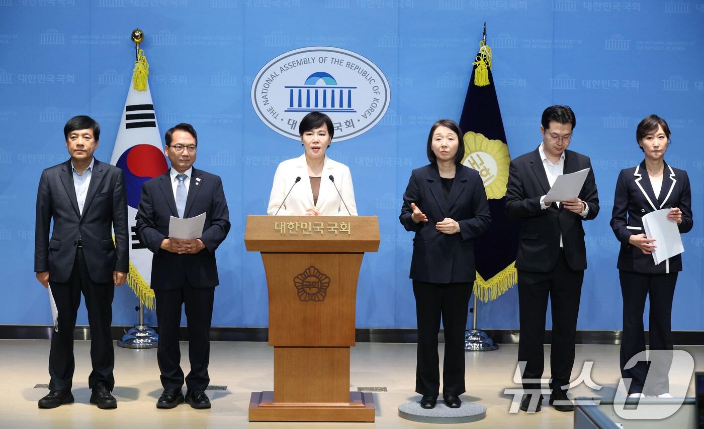 전현희 더불어민주당 정치테러대책위원회 위원장이 13일 서울 여의도 국회 소통관에서 가진 기자회견에서 이재명 대통령의 당대표 시절 발생했던 살해 미수사건에 대한 재수사와 &#39;테러&#39;지정을 촉구하고 있다. 2025.8.13/뉴스1 ⓒ News1 이광호 기자
