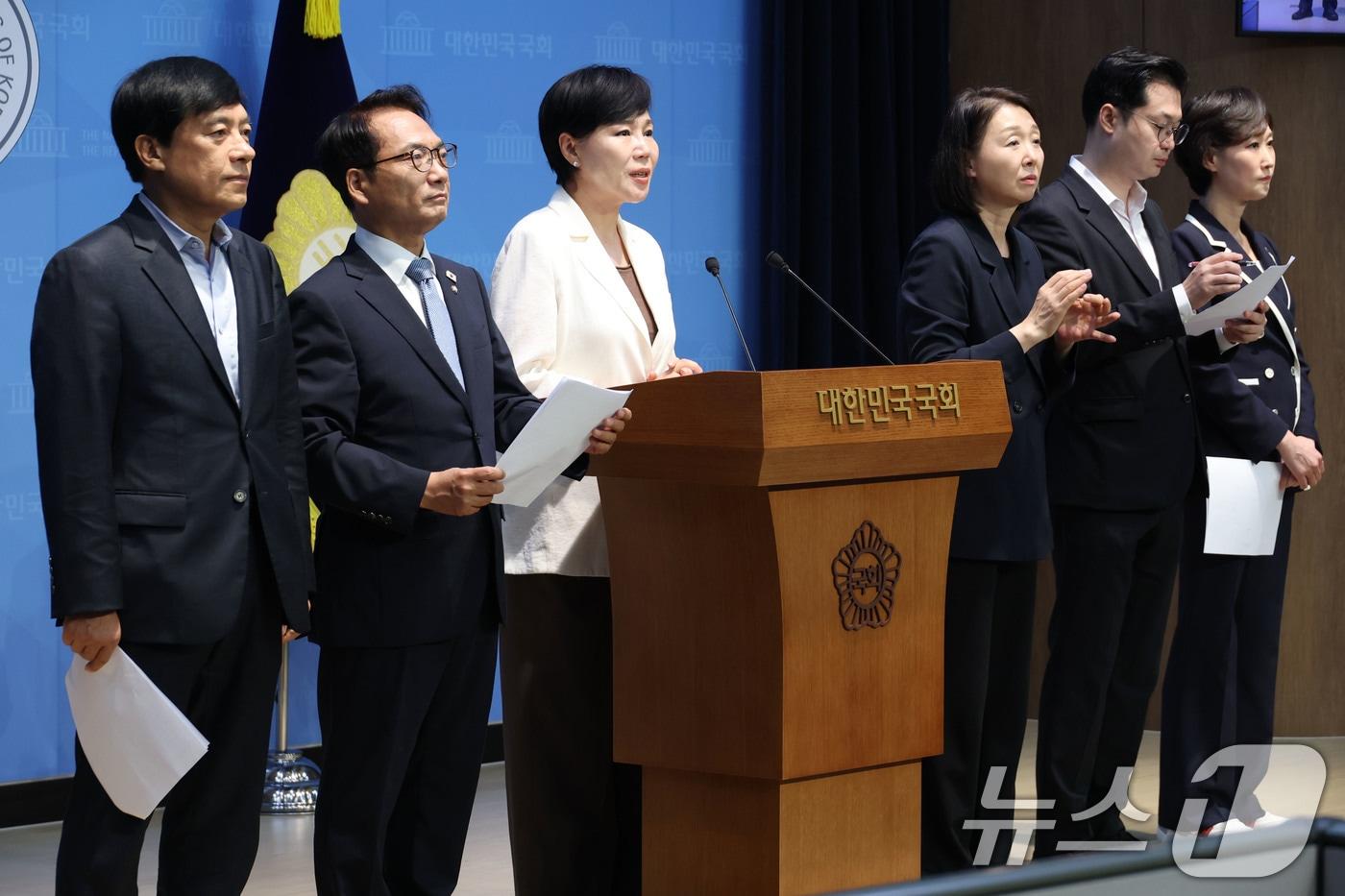 전현희 더불어민주당 정치테러대책위원회 위원장이 지난 8월 13일 서울 여의도 국회 소통관에서 가진 기자회견에서 이재명 대통령의 당대표 시절 발생했던 살해 미수사건에 대한 재수사와 '테러'지정을 촉구하고 있다. 2025.8.13/뉴스1 ⓒ News1 이광호 기자