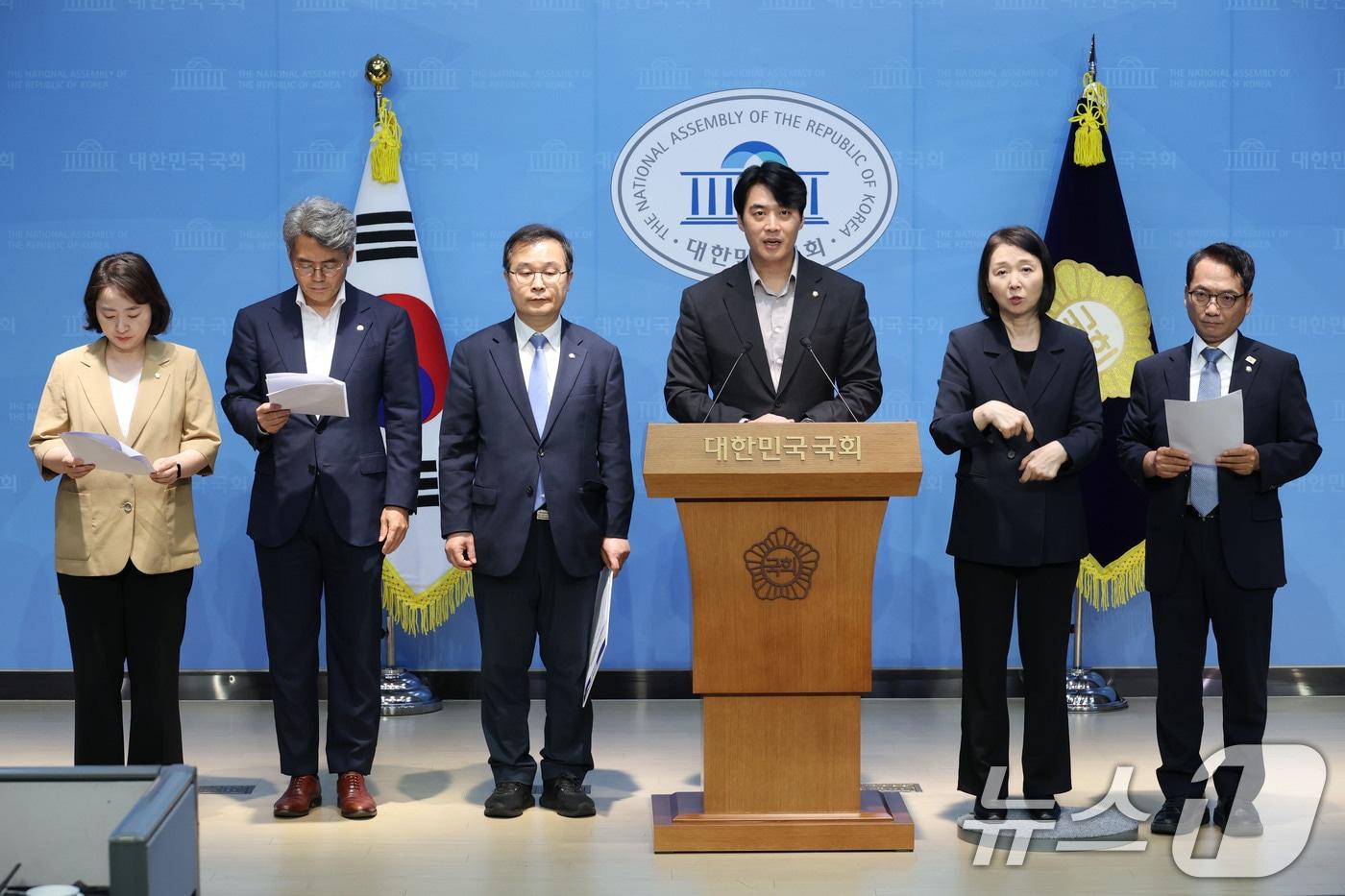 더불어민주당 정치검찰 조작기소대응TF단장인 한준호 의원이 13일 서울 여의도 국회 소통관에서 가진 기자회견에서 쌍방울 대북송금 사건과 관련해 위증 의혹에 대한 철저한 수사와 공범 프레임 재검증 등을 촉구하고 있다. 2025.8.13/뉴스1 ⓒ News1 이광호 기자