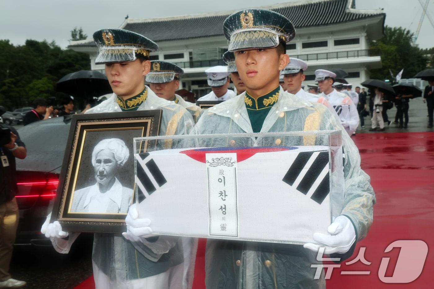 13일 서울 동작구 국립서울현충원에서 열린 국외 안장 독립유공자 유해 봉환식에서 국방부 의장병들이 김덕윤 지사 등 6명의 독립유공자 영현을 대전현충원으로 봉송하고 있다. 2025.8.13/뉴스1 ⓒ News1 청사사진기자단