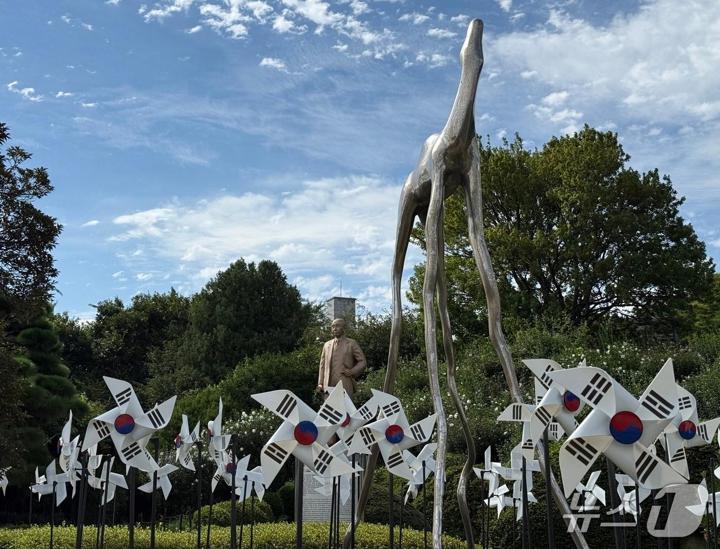 본문 이미지 - 부산광복기념관 장건상 선생 동상 앞에 조성된 나라사랑 태극기 바람개비 동산. (부산시설공단 제공. 재판매 및 DB 금지)