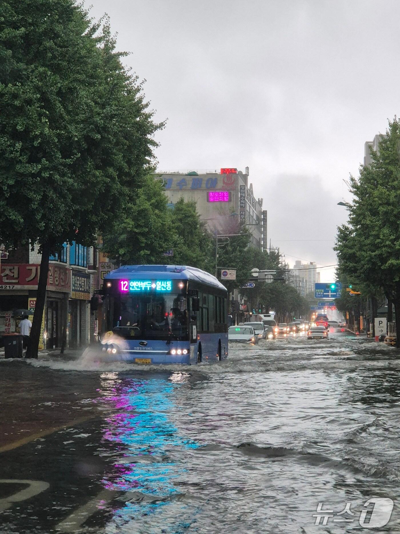 본문 이미지 - 13일 오전 많은 비가 내리면서 잠긴 인천 서구의 한 도로&#40;독자제공.재판매 및 DB금지&#41;