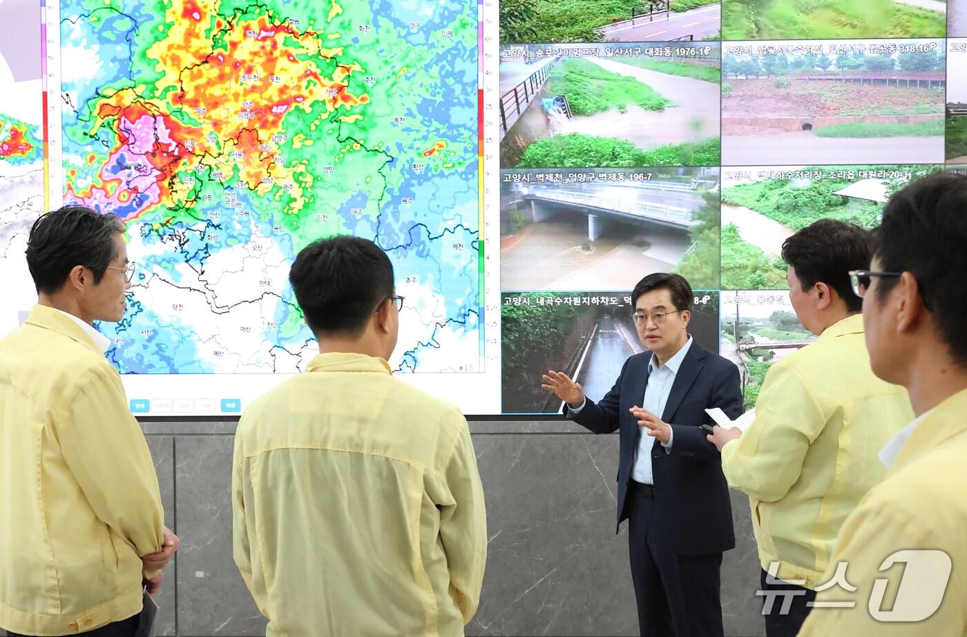 13일 오전 김동연 경기도지사가 도청2층 재난상황실에서 집중호우관련 재난상황을 점검하고 있다.(경기도 제공. 재판매 및 DB금지)