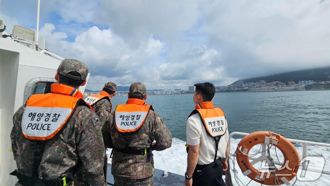 부산해양경찰서 관계자 등이 국경범죄 취약지를 점검하고 있다.(부산해경 제공. 재판매 및 DB금지)