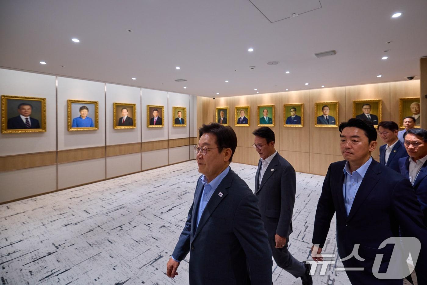 이재명 대통령이 지난 12일 서울 용산 대통령실 청사에서 열린 국무회의에 참석하기 위해 국무회의실 복도를 지나고 있다. (이재명 대통령 SNS. 재판매 및 DB금지) 2025.8.13/뉴스1 ⓒ News1 허경 기자