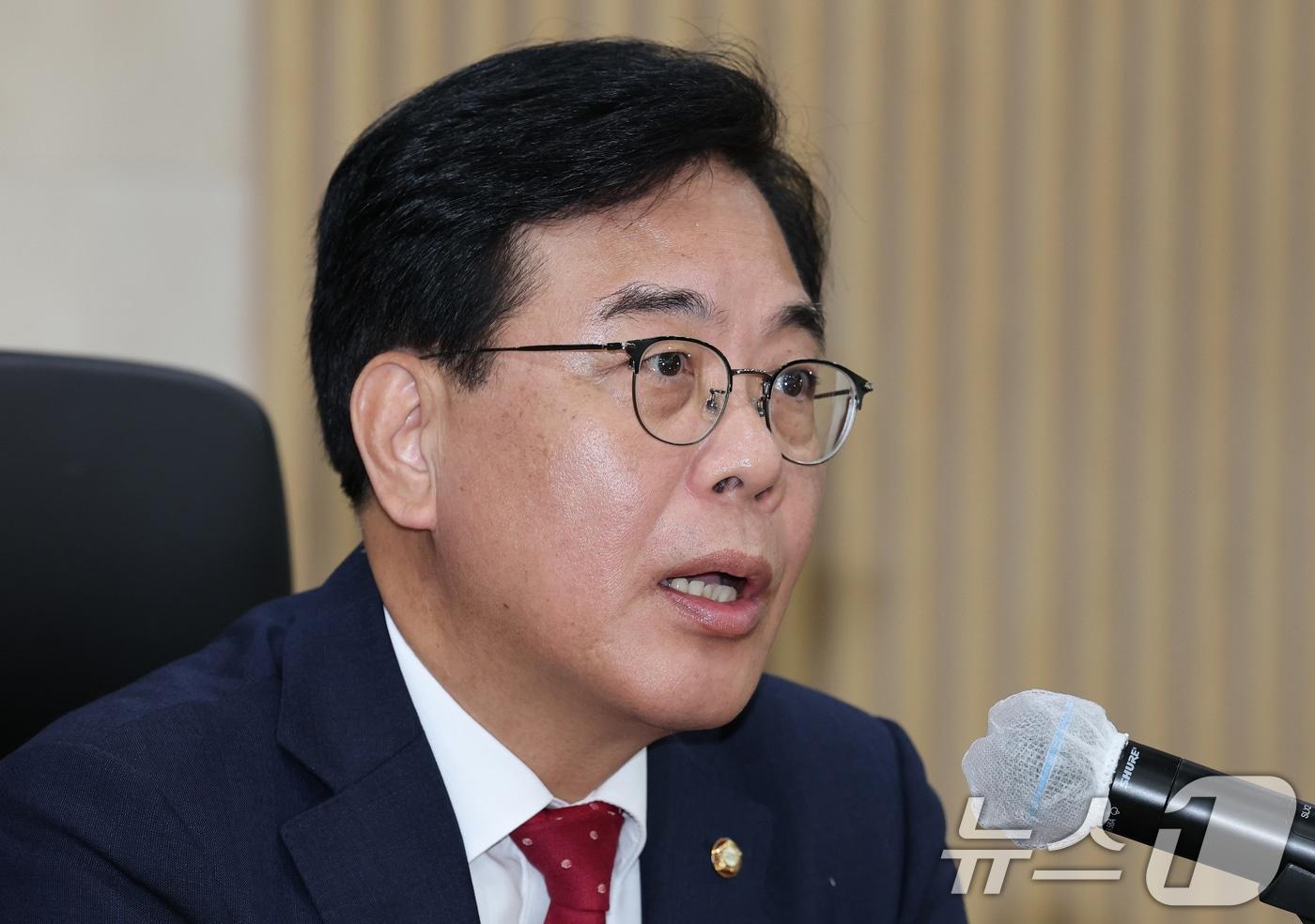 송언석 국민의힘 비상대책위원장 겸 원내대표가 13일 대전 배재대에서 열린 국민의힘 제6차 전당대회 충청·호남 합동연설회에 앞서 긴급브리핑을 하고 있다. 2025.8.13/뉴스1 ⓒ News1 김기태 기자