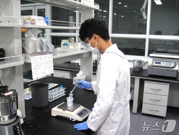 본문 이미지 - 전북 전주농업기술센터 잔류농약 분석 모습.(전주시 제공, 재판매 및 DB 금지)/뉴스1