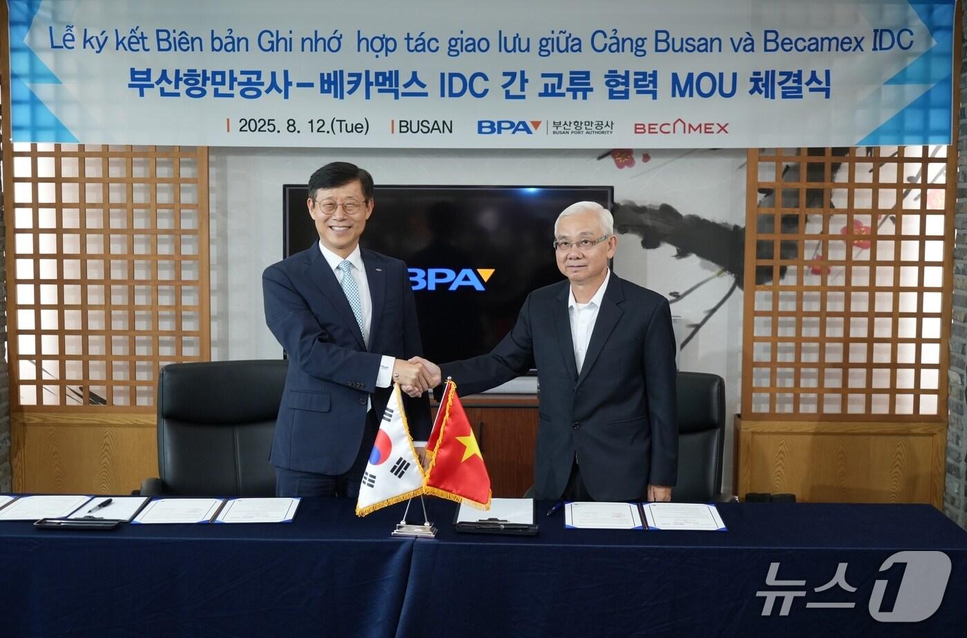 지난 12일 부산항만공사 사옥에서 송상근 부산항만공사 사장(사진 왼쪽)과 팜 응옥 투 언 베카멕스 IDC 수석부회장이 교류 협력 업무협약을 체결하고 있다.(BPA 제공. 재판매 및 DB금지)