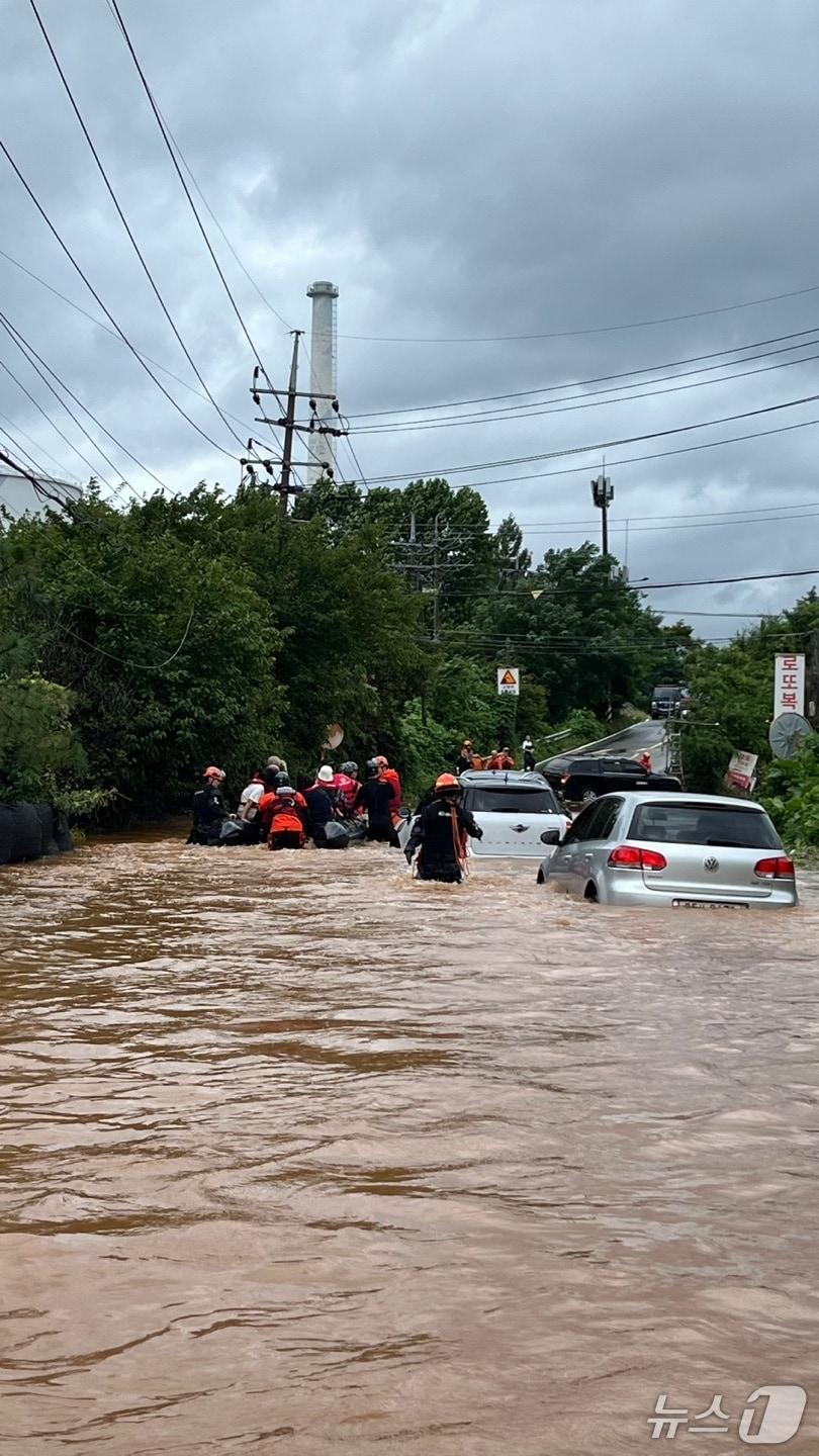 본문 이미지 - 경기북부일대에서 구조활동을 벌이는 소방대원들. (사진=경기도북부소방재난본부)
